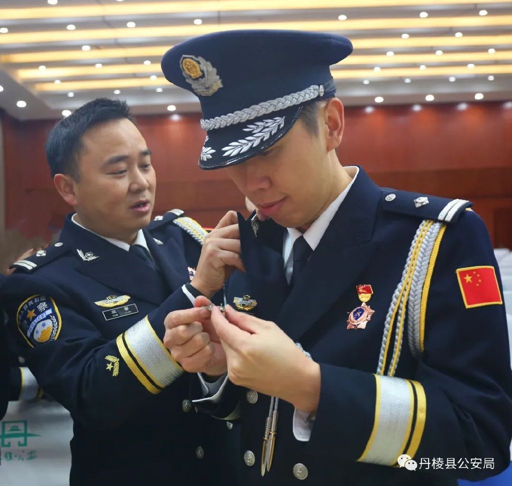 最新警礼服，展现警察威严与荣誉的象征